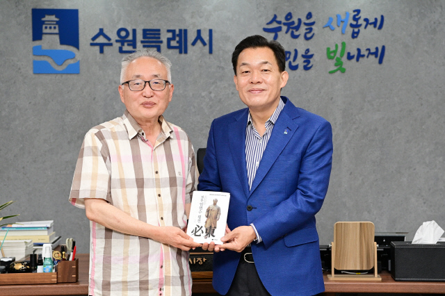 이재준 수원시장과 박환 고려학술문화재단 이사장/사진제공=수원특례시